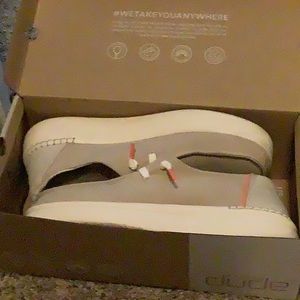Womens HEYDUDES tan size 8, pre-owned